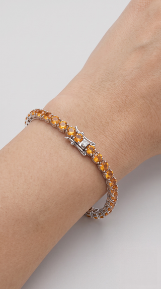 Superior Silver round cut citrine tennis bracelet in 925 sterling silver, close view of the four-prong setting.